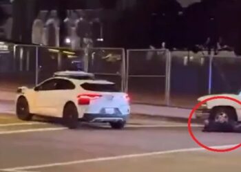 Momento de terror: un taxi autónomo lleva a los pasajeros al medio de un enfrentamiento policial armado mientras los policías apuntan con armas al sospechoso