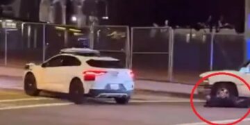 Momento de terror: un taxi autónomo lleva a los pasajeros al medio de un enfrentamiento policial armado mientras los policías apuntan con armas al sospechoso