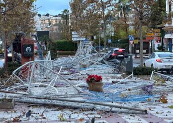 Momento dramático TORNADO golpea el punto de vacaciones de España cuando las luces navideñas se destruyen en medio de alerta roja, advertencias climáticas y nieve