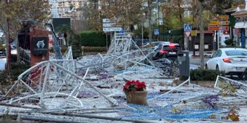 Momento dramático TORNADO golpea el punto de vacaciones de España cuando las luces navideñas se destruyen en medio de alerta roja, advertencias climáticas y nieve