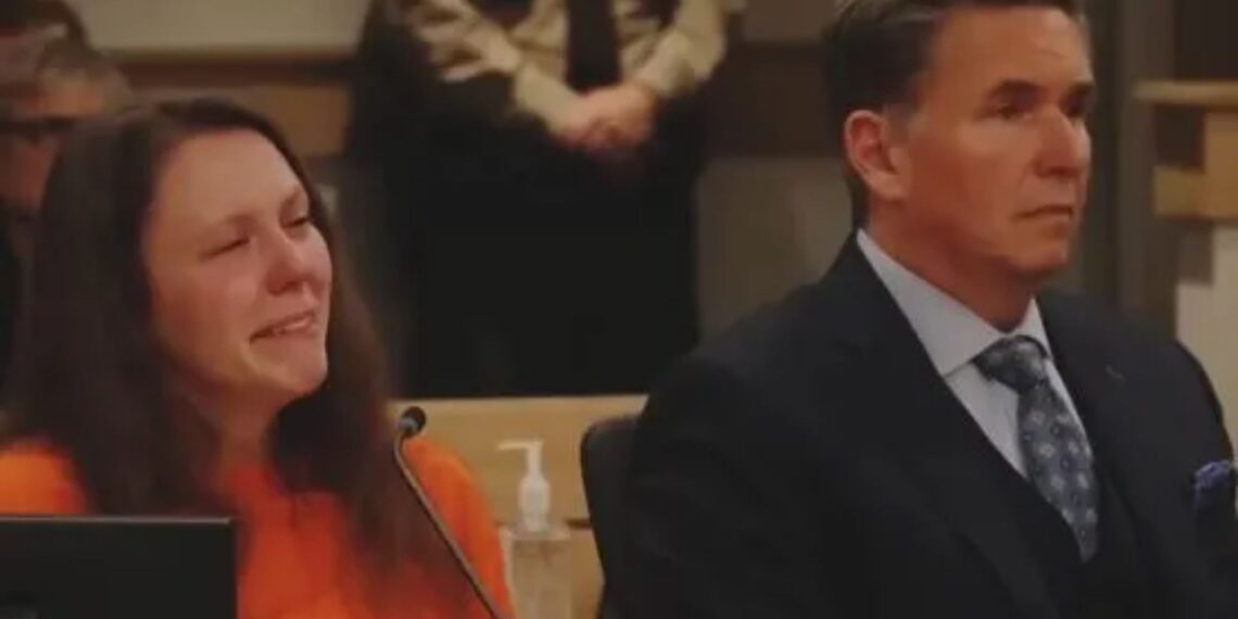 Momento en que el juez le dice a la maestra deshonrada de 26 años que se calme mientras solloza después de ser encarcelada por abusar sexualmente de un niño de 11 años.