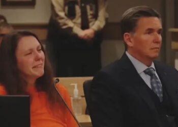 Momento en que el juez le dice a la maestra deshonrada de 26 años que se calme mientras solloza después de ser encarcelada por abusar sexualmente de un niño de 11 años.