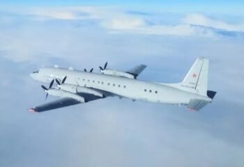 Momento impactante: un político enfurecido intenta repetidamente AGARRAR a una reportera en vivo en la televisión mientras dice "por favor, no me toques"