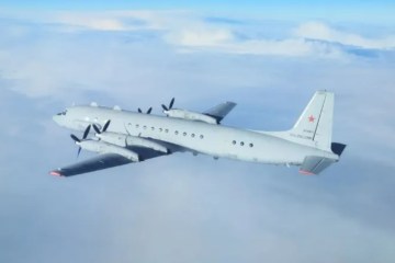 Momento impactante: un político enfurecido intenta repetidamente AGARRAR a una reportera en vivo en la televisión mientras dice "por favor, no me toques"