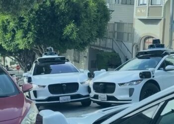 Momento insoportable: tres taxis autónomos obstruyen la calle y dejan de moverse después de entrar en un enfrentamiento con la IA