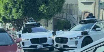 Momento insoportable: tres taxis autónomos obstruyen la calle y dejan de moverse después de entrar en un enfrentamiento con la IA