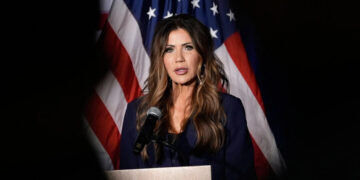 Noem dice que la prohibición de viajar a Estados Unidos se expandirá a más de 30 países