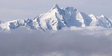 Un collage de imágenes que contiene 1 imágenes. La imagen 1 muestra AUSTRIA-CLIMA-MONTAÑAS-REFUGIOS ALPINOS