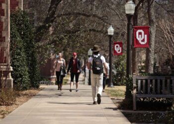 OU criticada por suspender TA trans después de que un estudiante afirmara persecución cristiana