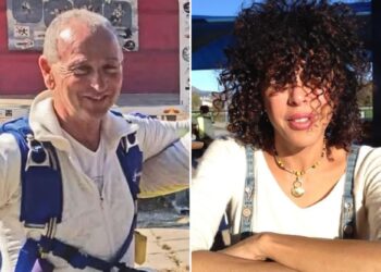 Un collage de imágenes que contiene 2 imágenes. La imagen 1 muestra a los paracaidistas cayendo hacia la muerte después de que los paracaídas se enredan en el aire. La imagen 2 muestra a los paracaidistas cayendo hacia la muerte después de que los paracaídas se enredan en el aire.