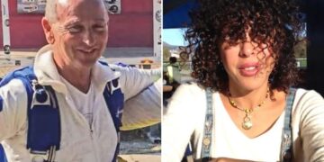 Un collage de imágenes que contiene 2 imágenes. La imagen 1 muestra a los paracaidistas cayendo hacia la muerte después de que los paracaídas se enredan en el aire. La imagen 2 muestra a los paracaidistas cayendo hacia la muerte después de que los paracaídas se enredan en el aire.