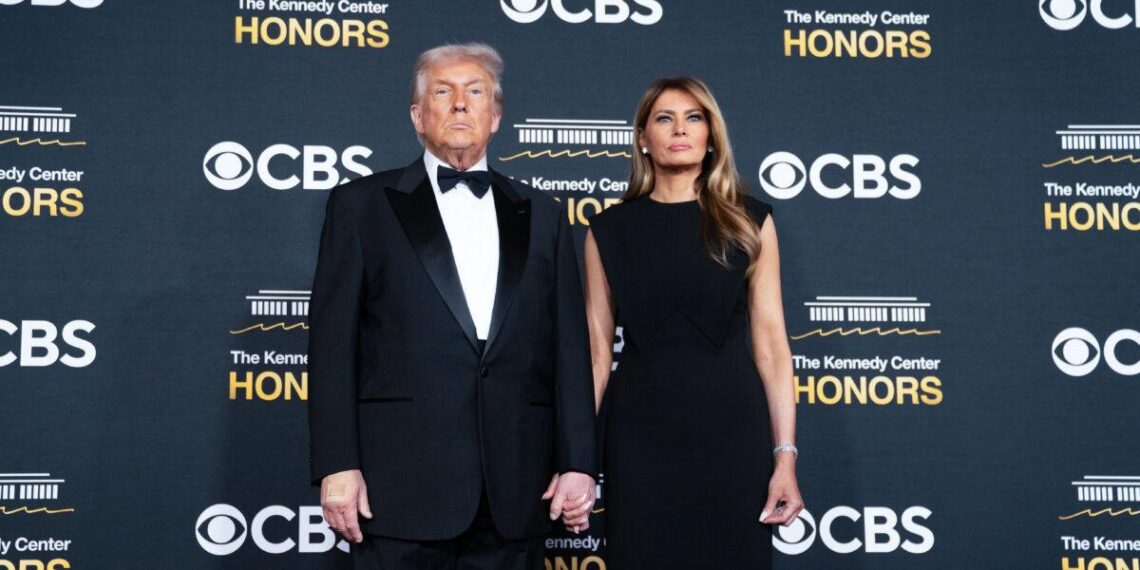 El presidente Donald Trump y la primera dama Melania Trump asisten a un evento en Washington el 7 de diciembre de 2025. (Allison Robbert/Getty Images)