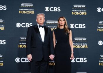 El presidente Donald Trump y la primera dama Melania Trump asisten a un evento en Washington el 7 de diciembre de 2025. (Allison Robbert/Getty Images)