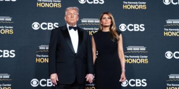 El presidente Donald Trump y la primera dama Melania Trump asisten a un evento en Washington el 7 de diciembre de 2025. (Allison Robbert/Getty Images)