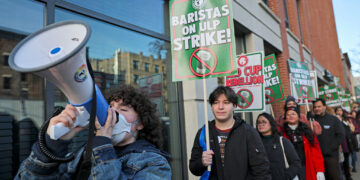 Por qué Walmart quiere que fracase la huelga de baristas de Starbucks