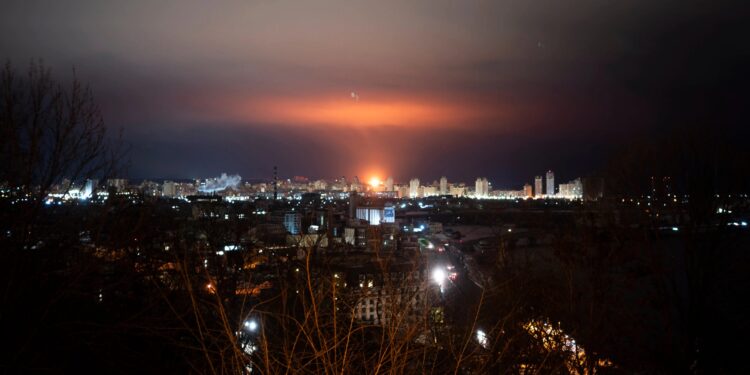 Putin desata el infierno en Kiev un día antes de la cumbre de paz crucial entre Trump y Zelensky mientras el tirano bombardea la capital con ataques