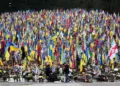La gente llora ante las tumbas de militares ucranianos en el cementerio de Lychakiv el Día de las Fuerzas Armadas de Ucrania, en Lviv, el 6 de diciembre de 2025. (Yuriy Dyachyshyn/AFP vía Getty Images)