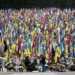 La gente llora ante las tumbas de militares ucranianos en el cementerio de Lychakiv el Día de las Fuerzas Armadas de Ucrania, en Lviv, el 6 de diciembre de 2025. (Yuriy Dyachyshyn/AFP vía Getty Images)