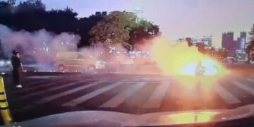 Reaparece el impactante video de una bicicleta eléctrica que estalla en llamas mientras era conducida por una carretera muy transitada, lo que provoca que un ciclista se incendie