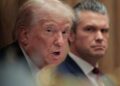 El secretario de Guerra de los Estados Unidos, Pete Hegseth (derecha), observa mientras el presidente de los Estados Unidos, Donald Trump, habla durante una reunión de su gabinete en la Sala del Gabinete de la Casa Blanca el 2 de diciembre de 2025 en Washington, DC.