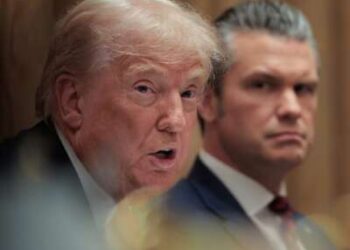El secretario de Guerra de los Estados Unidos, Pete Hegseth (derecha), observa mientras el presidente de los Estados Unidos, Donald Trump, habla durante una reunión de su gabinete en la Sala del Gabinete de la Casa Blanca el 2 de diciembre de 2025 en Washington, DC.