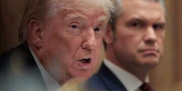 El secretario de Guerra de los Estados Unidos, Pete Hegseth (derecha), observa mientras el presidente de los Estados Unidos, Donald Trump, habla durante una reunión de su gabinete en la Sala del Gabinete de la Casa Blanca el 2 de diciembre de 2025 en Washington, DC.