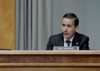 Republicano presenta proyecto de ley para eliminar la doble ciudadanía y forzar renuncias