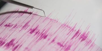 Se emite una alerta de tsunami y miles de personas son evacuadas mientras se espera que olas de 3 metros azoten las costas japonesas tras un enorme terremoto de magnitud 7,6