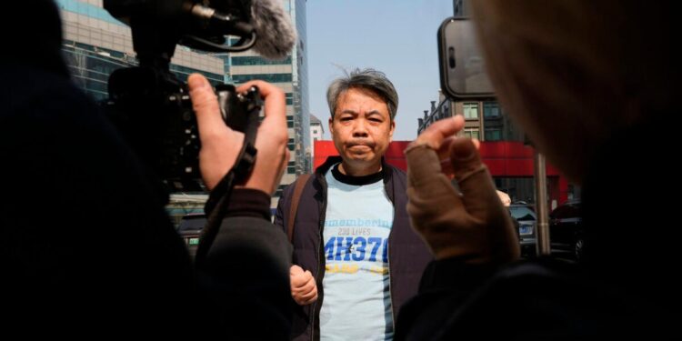 Jiang Hui, cuya madre estaba en el avión de pasajeros MH370 de Malaysia Airlines desaparecido, habla con los periodistas en el undécimo aniversario de la desaparición del avión, en Beijing el 8 de marzo de 2025. (Ng Han Guan/Foto AP)