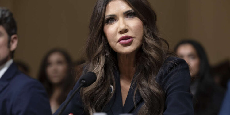 Sobrevivientes critican a Kristi Noem por la respuesta de FEMA a desastres mortales