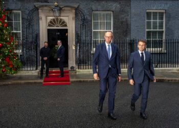 El primer ministro británico Keir Starmer (segundo por la izquierda) se despide cuando el presidente ucraniano Volodymyr Zelenskyy (izq.), el canciller alemán Friedrich Merz (segundo por la derecha) y el presidente francés Emmanuel Macron se van después de una reunión en Londres el 8 de diciembre de 2025. (Carl Court/Getty Images)