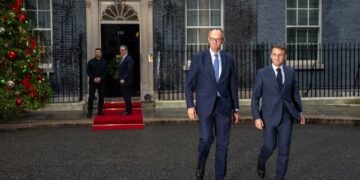 El primer ministro británico Keir Starmer (segundo por la izquierda) se despide cuando el presidente ucraniano Volodymyr Zelenskyy (izq.), el canciller alemán Friedrich Merz (segundo por la derecha) y el presidente francés Emmanuel Macron se van después de una reunión en Londres el 8 de diciembre de 2025. (Carl Court/Getty Images)