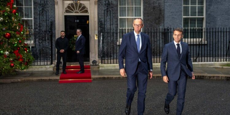 El primer ministro británico Keir Starmer (segundo por la izquierda) se despide cuando el presidente ucraniano Volodymyr Zelenskyy (izq.), el canciller alemán Friedrich Merz (segundo por la derecha) y el presidente francés Emmanuel Macron se van después de una reunión en Londres el 8 de diciembre de 2025. (Carl Court/Getty Images)