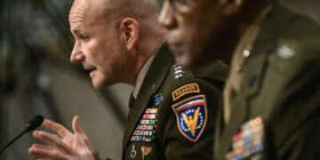 Los generales Christopher Cavoli y Michael Langley testifican durante una audiencia del Comité de Servicios Armados del Senado sobre las solicitudes de presupuesto de defensa para el año fiscal 2026, en el Capitolio de Washington, DC, el 3 de abril de 2025.