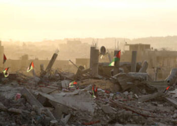 Banderas palestinas ondean sobre los escombros en la ciudad de Gaza el 12 de octubre de 2025.