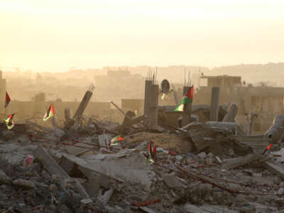Banderas palestinas ondean sobre los escombros en la ciudad de Gaza el 12 de octubre de 2025.
