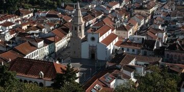 Trágico adolescente británico de 13 años recibe su nombre después de haber sido "asesinado a puñaladas por el violento ex asesino convicto de su madre" en Portugal
