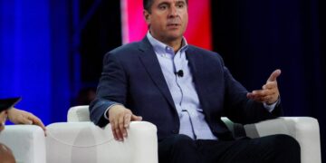 El director ejecutivo de Truth Social, Devin Nunes, habla durante una sesión general en la Conferencia de Acción Política Conservadora (CPAC) en Dallas, Texas, el 5 de agosto de 2022. (Go Nakamura/Reuters)