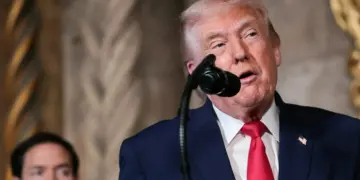 Trump PROHIBE a dos británicos de EE. UU. por "atacar la libertad de expresión" mientras Rubio ataca a los "ideólogos" que intentan censurar las redes sociales