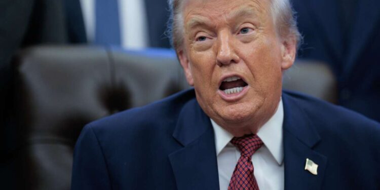 Trump critica al demócrata Cuellar por no cambiar de partido tras el indulto