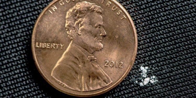 Una dosis letal de fentanilo (2 miligramos) se muestra junto a un centavo estadounidense. (Administración Antidrogas)