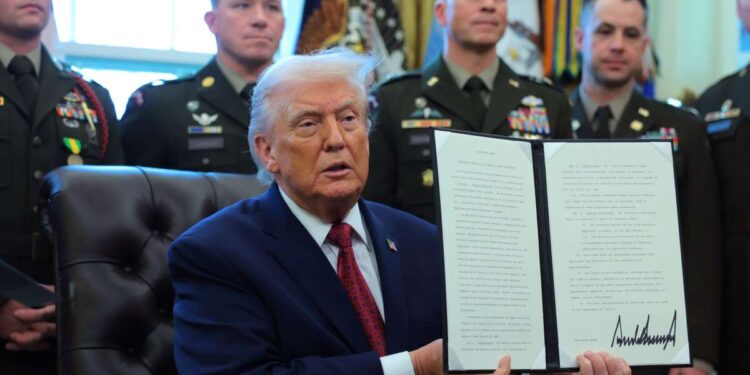 Trump designa al fentanilo como “arma de destrucción masiva”, en una escalada de violencia