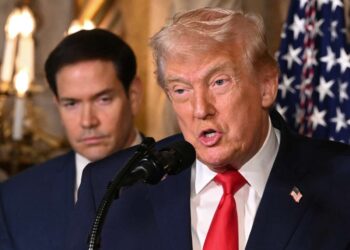 Trump dice que Estados Unidos atacó una “gran instalación” en Venezuela mientras surgen informes sobre un ataque de la CIA