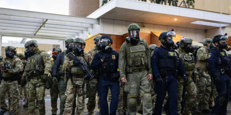 Trump militarizó ciudades en medidas enérgicas de ICE. ¿Es la militarización de las urnas lo siguiente?