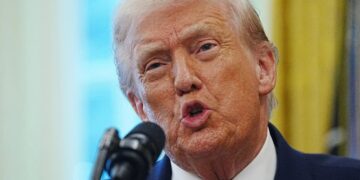 Trump ordena bloqueo 'completo' de TODOS los petroleros sancionados que entran y salen de Venezuela