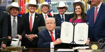 Trump rinde homenaje al equipo de hockey estadounidense 'Miracle on Ice' en celebración en la Casa Blanca