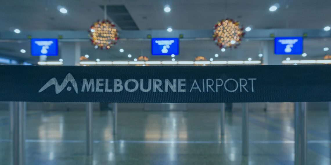 Un collage de imágenes que contiene 1 imagen. La imagen 1 muestra la zona de facturación del aeropuerto de Melbourne con una barrera del cinturón negro en primer plano. "Aeropuerto de Melbourne"