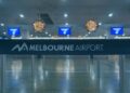 Un collage de imágenes que contiene 1 imagen. La imagen 1 muestra la zona de facturación del aeropuerto de Melbourne con una barrera del cinturón negro en primer plano. "Aeropuerto de Melbourne"