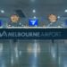 Un collage de imágenes que contiene 1 imagen. La imagen 1 muestra la zona de facturación del aeropuerto de Melbourne con una barrera del cinturón negro en primer plano. "Aeropuerto de Melbourne"