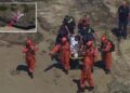 Un collage de imágenes que contiene 2 imágenes. La imagen 1 muestra al personal de emergencia llevando a una mujer herida en una camilla sobre un terreno rocoso. La imagen 2 muestra una vista aérea de un helicóptero rojo y blanco sobre una playa de arena y un acantilado rocoso.